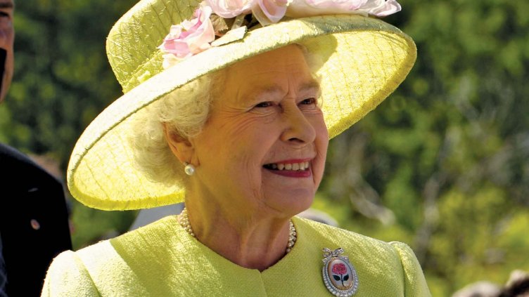 Френско радио "закопа" Елизабет Втора, Пеле, Бриджит Бардо! При това за ден