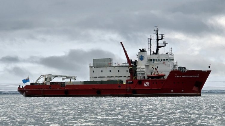 НИК 421 се върна пред българската антарктическа база