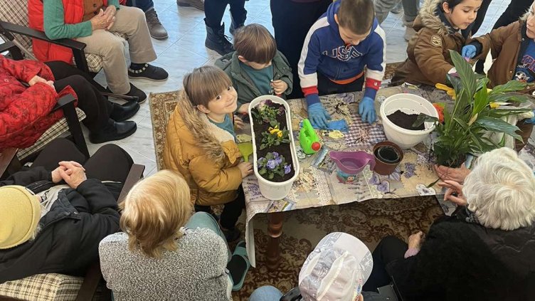 Децата от ДГ „Петър Берон“ гостуваха на възрастните хора от Дом „Гергана“