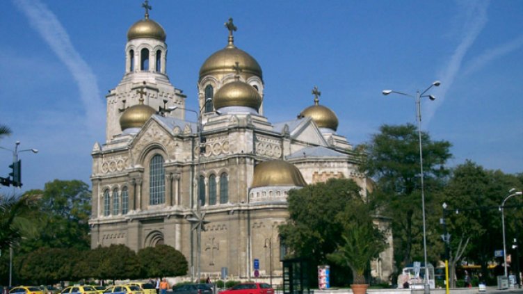 Заради ретро рали забраняват паркирането пред Катедралата