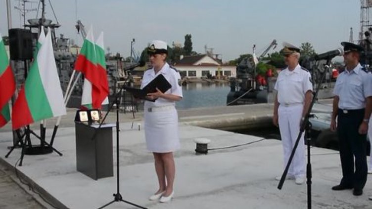 Служители на ВМС получават сертификати в петък