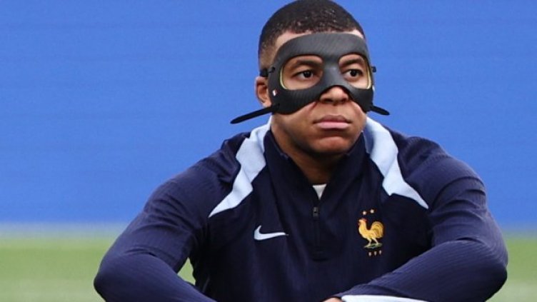 Мбапе все още не може да си хареса маска