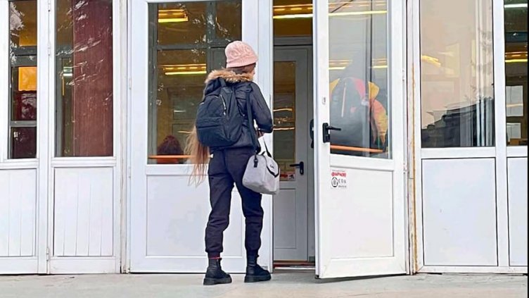 "Възраждане" вкара първото дете без маска в училище - девойка с астма от Варна