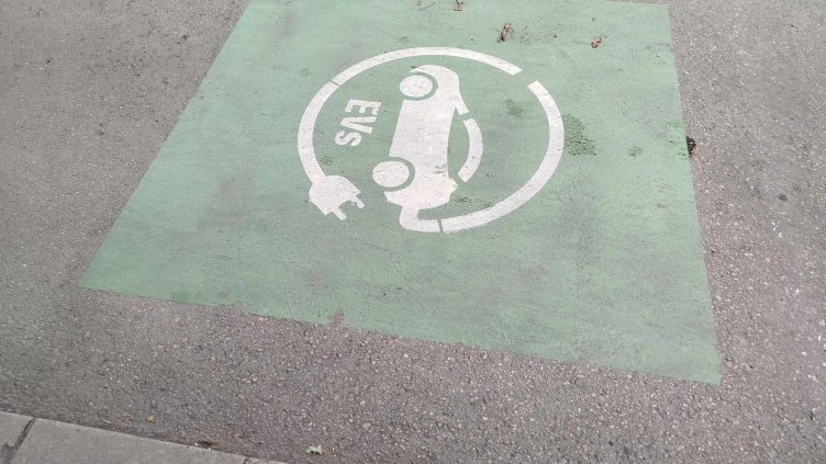 Изграждат 160 зарядни станции за електромобили по магистралите