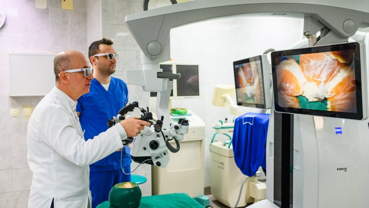 С единствения у нас роботизиран операционен микроскоп оперират вече неврохирурзите в УМБАЛ „Св. Марина” (Видео)