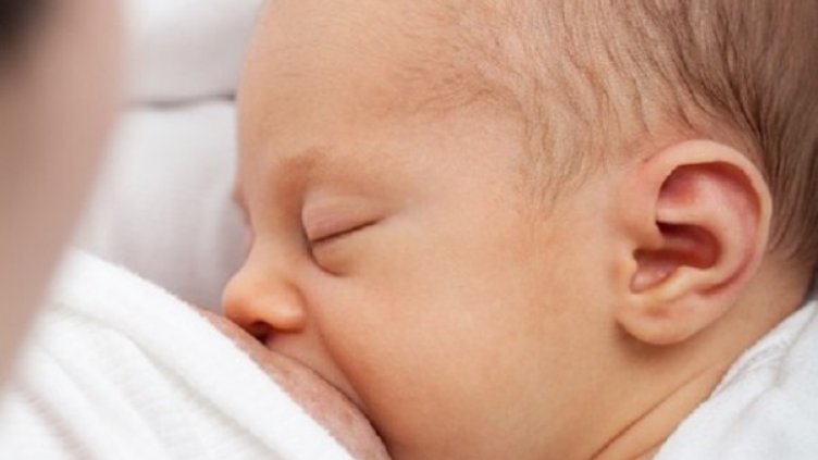 Чудо! Трансексуален стана кърмачка!