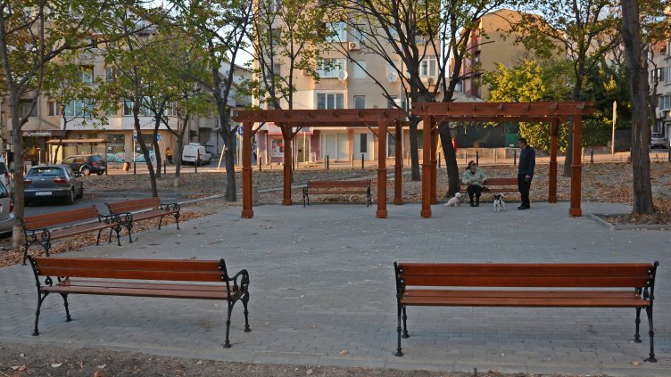 Варненски площад е с нов облик (СНИМКИ)