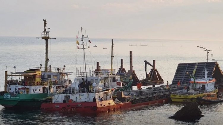 Опасна операция във вторник: Дърпат "Вера Су" от скалата на Камен бряг