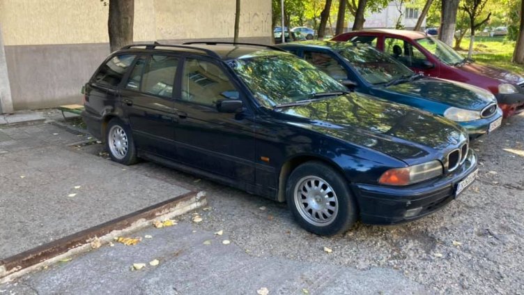 Хриси, самотната майка с две деца. Тя ще подкара подаръка, BMW-то (СНИМКИ)