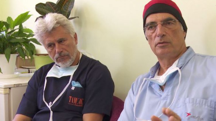 Криохирургът д-р Франко Луняни(вдясно) с ръководителя на клиниката по урология в УМБАЛ „Света Марина“ проф. д-р Александър Хинев.