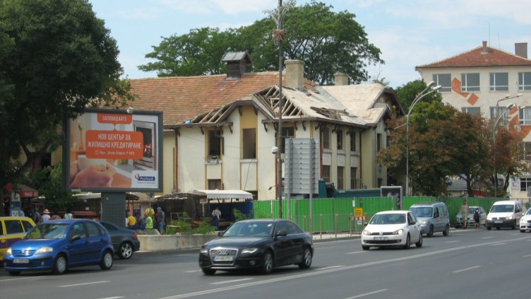 Ремонтът на Юнашкия салон набира скорост