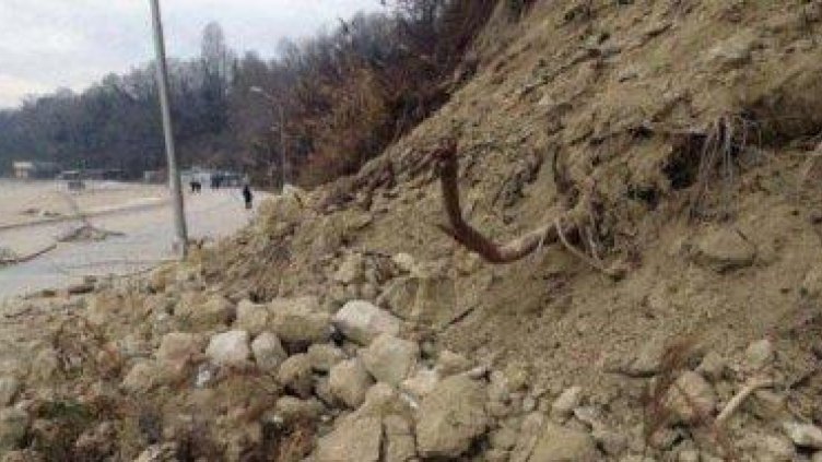 Разчистват свлачището към село Чала