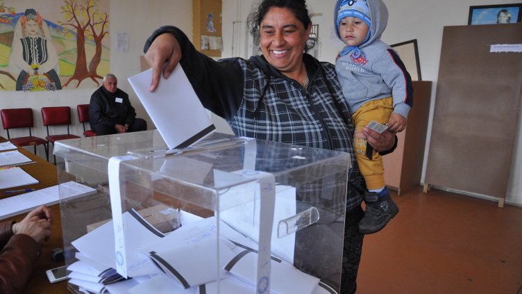 В КАМЕНАР ИЗБИРАТЕЛИТЕ ПО ОБЕД не бяха се събудили, но и малцината пред урните имаха мнение за смисъла на вота.