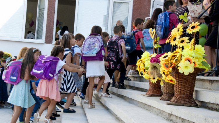 37 000 ученици влизат в клас днес във Варна