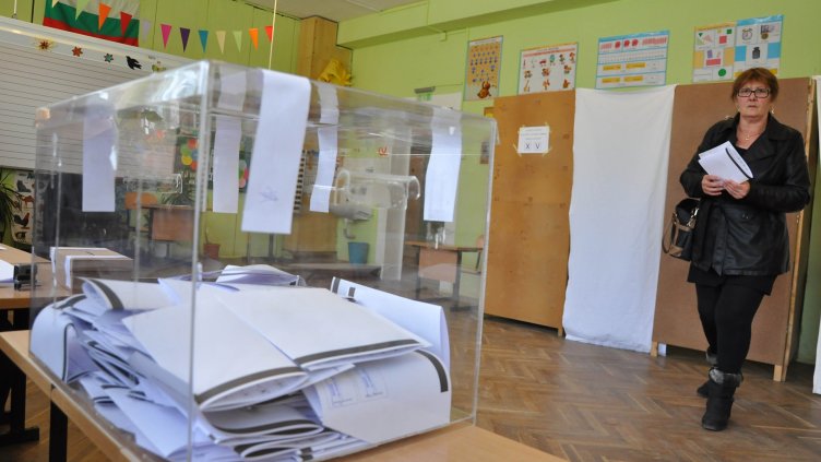 ИЗБОРНИЯТ ДЕН ПРОТЕЧЕ НОРМАЛНО, въпреки сравнително високата избирателна активност. Снимка ПЛАМЕН ГУТИНОВ