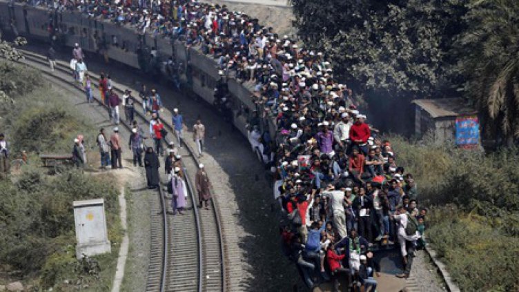 115 души достигна броят на загинали след катастрофата на влак в Индия