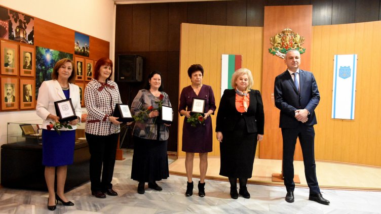 Отличиха директори на детски градини с дългогодишен професионален принос