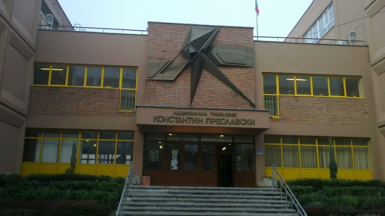 Изложба на ученици от Хуманитарната гостува във ВТУ