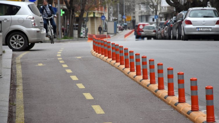 Нови антипаркинг колчета ще пазят велоалеята на ул. &quot;Преслав&quot; (СНИМКИ)
