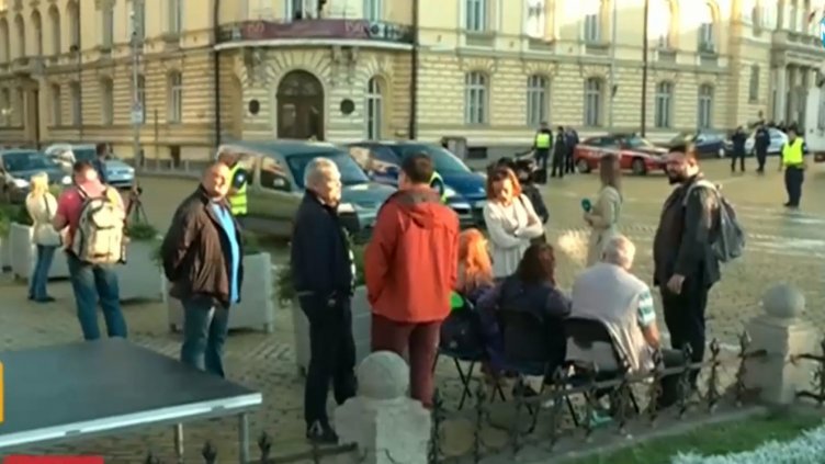 Ден 12-ти: Протестиращите със сутрешна блокада на парламента