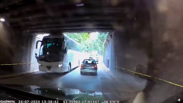 Автобус заседна в подлез в центъра на Варна (ВИДЕО)