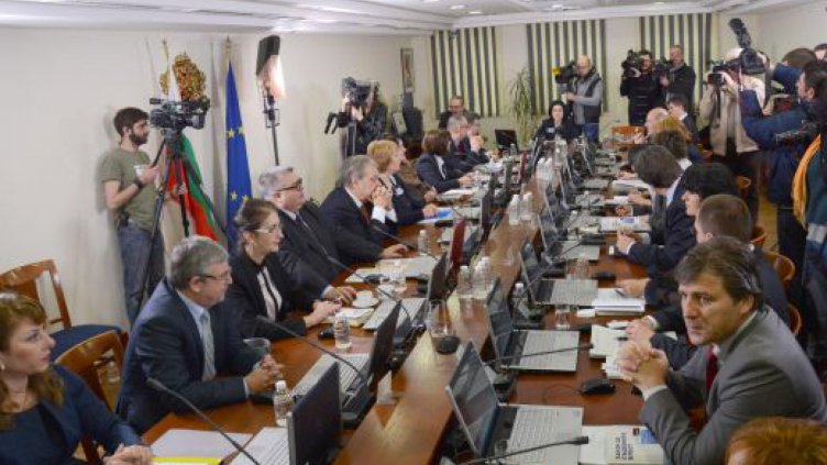 Заслужават ли във ВСС да вземат повече пари?