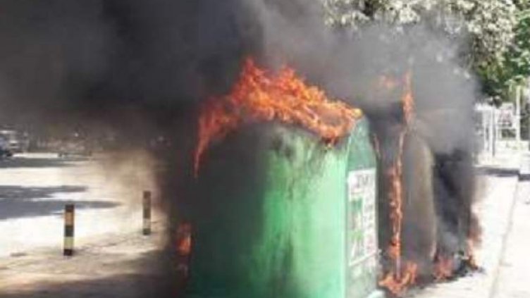 Варненец подпали 4 контейнера за смет, пострада и кола