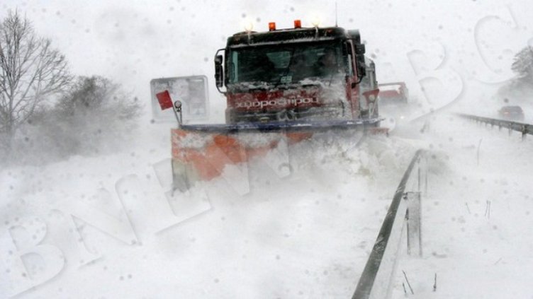 Вертолети превозиха родилка и тежко болна жена през преспите