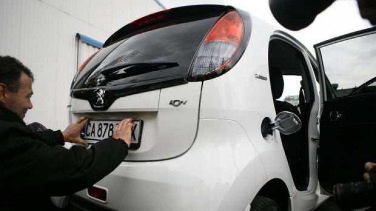 Даваш 300 кинта и запазваш стария номер за новата си кола. Вижте тарифите!