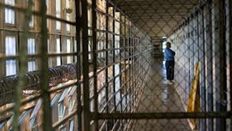 Осъдени доживот минаха под венчило в британски затвор