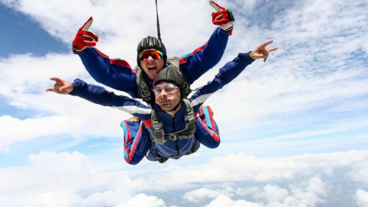 Учени обявиха, че парашутите не спасяват при скачане от самолет