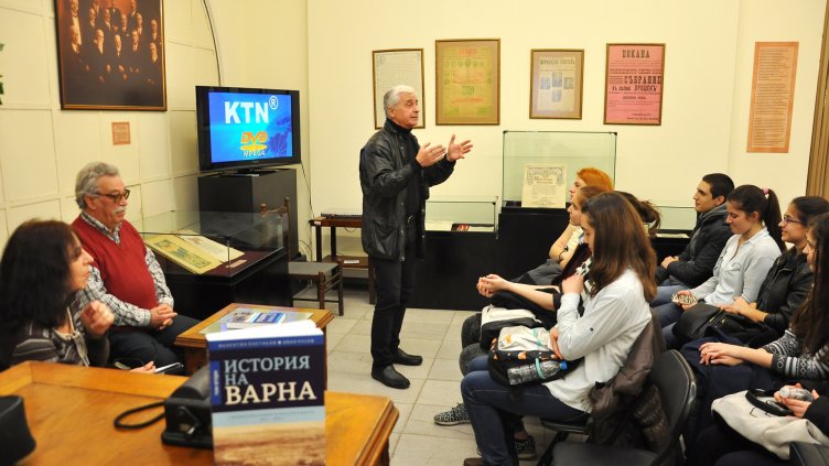 УЧЕНИЦИ ОТ ДЕВЕТИ, ДЕСЕТИ И ЕДИНАДЕСЕТИ КЛАС ОТ ПЪРВА ЕЗИКОВА ГИМНАЗИЯ се запознаха с книгата на Борислав Дряновски „История на Варна 1878 – 1944“. Снимка ПЛАМЕН ГУТИНОВ
