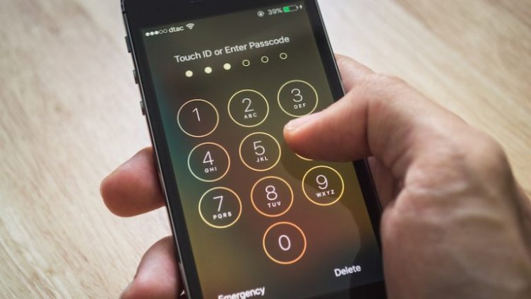 Тръгна нова измама: Крадат смартфона и искат пари от близките ви