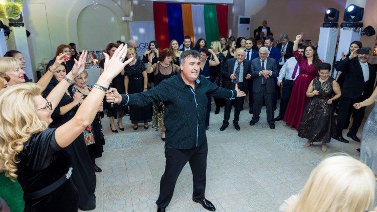 Ежегодният Коледен арменски благотворителен бал се проведе във Варна (СНИМКИ)