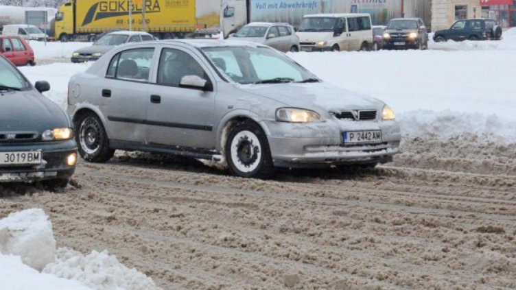 При силен снеговалеж: Изчакайте преди да тръгнете с колата!