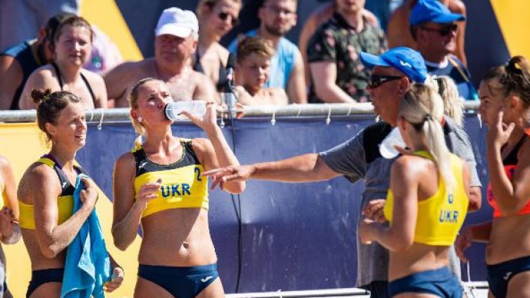 Близо два тона вода изпиват за ден на Европейското по плажен хандбал във Варна