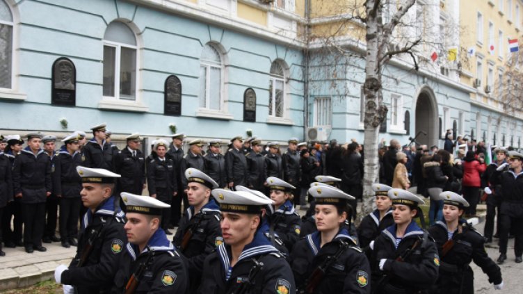 Курсанти от Морското училище ще чистят около храмовете преди Великден