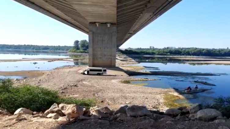 Невиждана суша по Дунав, изплаваха останки на потънали кораби (ВИДЕО)