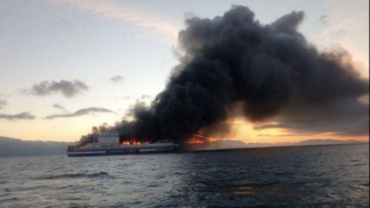 Българин е приклещен на горящия ферибот - режат кораба, за да го спасят