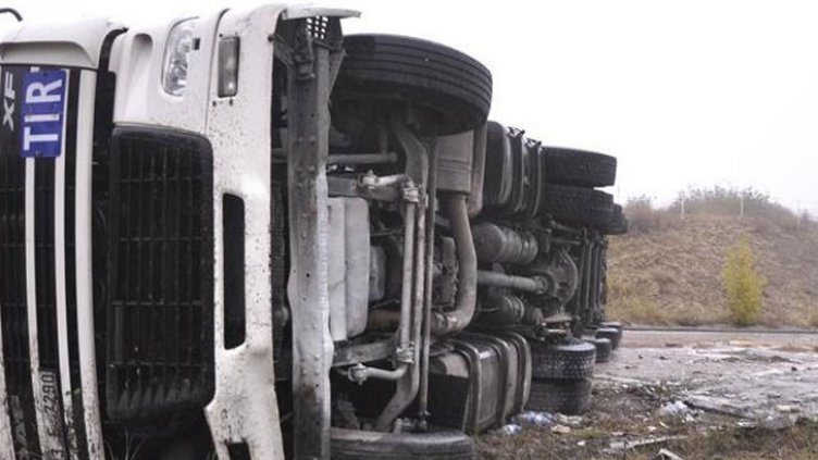 ТИР се преобърна, затруднено е движението в Кресненското дефиле