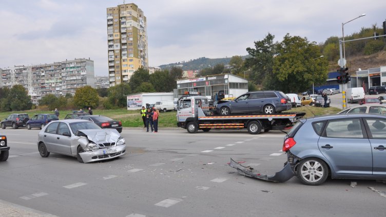 Два автомобила се блъснаха на бул. Цар Освободител (СНИМКИ)