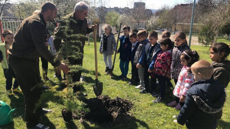Залесиха с фиданки две детски градини във Варна
