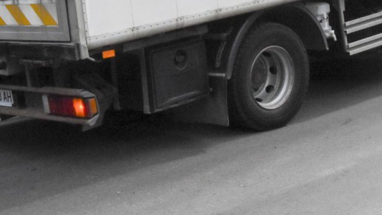 Камион се обърна на "Хемус", движението – през бензиностанция