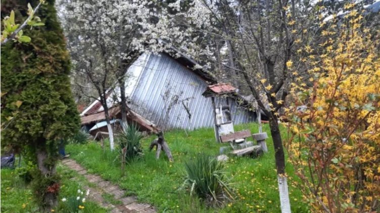 Пещера погълна гараж и стопанска постройка в Смолян 