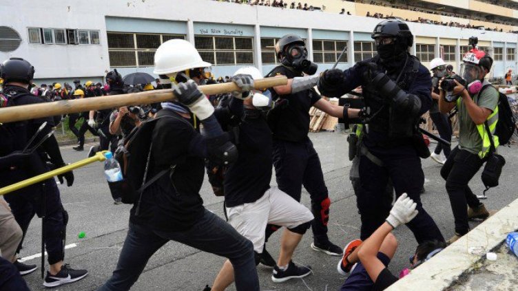 Поредни сблъсъци между протестиращи и полиция в Хонконг 