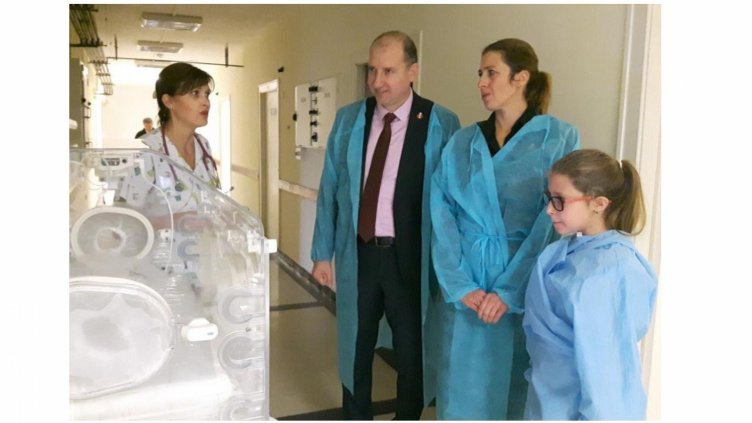 Семейство дари кувьоз на болница за рождения ден на сина си