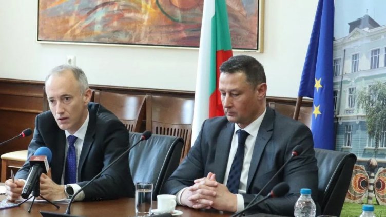 Министърът на образованието и науката Красимир Вълчев (вляво) с ректора на ИУ - Варна проф. Евгени Станимиров. Снимка "Фейсбук"\МОН