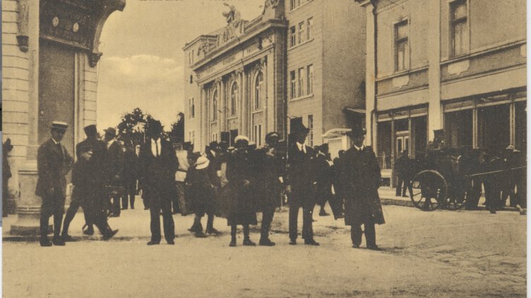 Пресечката на ул. Шипка с бул. Княз Борис І, вдясно - сградата на театър Лада, собственост на Кръстьо Ранков.