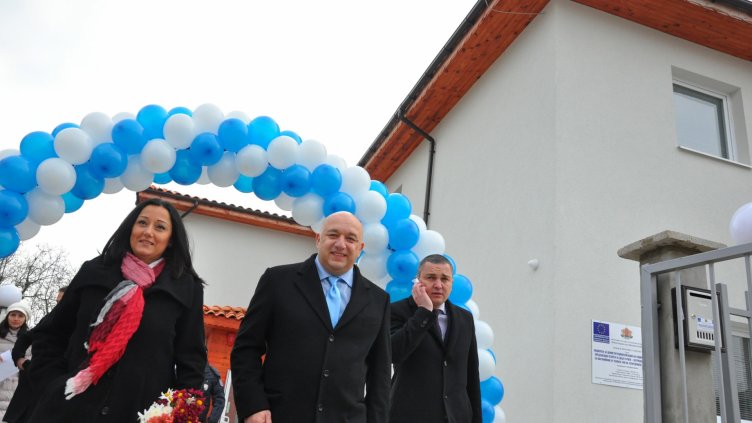 Вицепремиерът Лиляна Павлова, министърът на младежта и спорта Красен Кралев и кметът Иван Портних откриха първата къщичка за деца в риск в с. Тополи. Снимка Пламен Гутинов