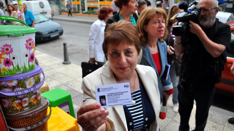 По време на проверките инспекторите се легитимират с карти на ДАМТН.  Снимка ПЛАМЕН ГУТИНОВ  